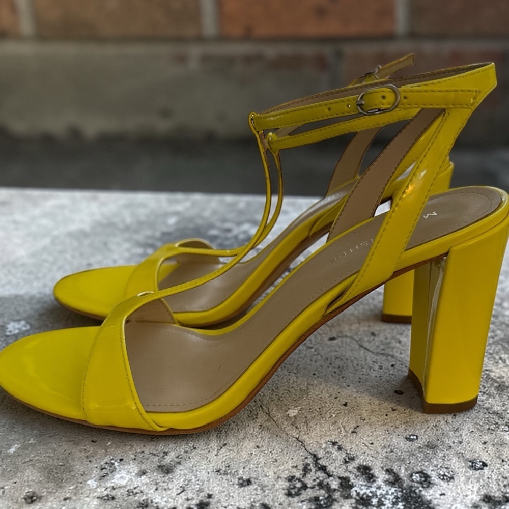NIB Marc Fisher Toria Patent T-Strap Heeled Sandals Shoes in Bright Yellow